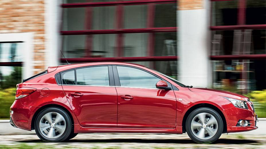 Vidro traseiro grande e inclinado marca o perfil do Cruze | <a href="https://beta-develop.quatrorodas.abril.com.br/carros/comparativos/peugeot-308-x-hyundai-i30-x-chevrolet-cruze-740626.shtml" rel="migration">Leia mais</a>