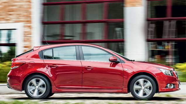 Vidro traseiro grande e inclinado marca o perfil do Cruze | <a href="https://beta-develop.quatrorodas.abril.com.br/carros/comparativos/peugeot-308-x-hyundai-i30-x-chevrolet-cruze-740626.shtml" rel="migration">Leia mais</a> Vidro traseiro grande e inclinado marca o perfil do Cruze | <a href="https://beta-develop.quatrorodas.abril.com.br/carros/comparativos/peugeot-308-x-hyundai-i30-x-chevrolet-cruze-740626.shtml" rel="migration">Leia mais</a>