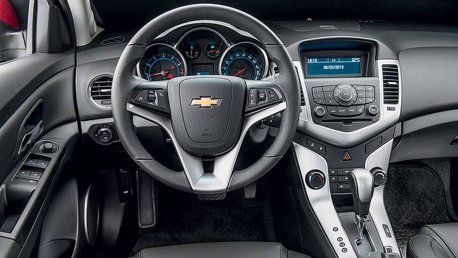 Detalhes prateados decoram painel, volante e console | <a href="https://beta-develop.quatrorodas.abril.com.br/carros/comparativos/peugeot-308-x-hyundai-i30-x-chevrolet-cruze-740626.shtml" rel="migration">Leia mais</a> Detalhes prateados decoram painel, volante e console | <a href="https://beta-develop.quatrorodas.abril.com.br/carros/comparativos/peugeot-308-x-hyundai-i30-x-chevrolet-cruze-740626.shtml" rel="migration">Leia mais</a>