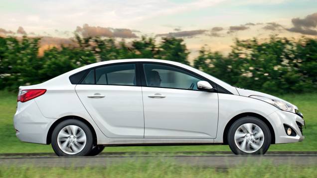 Arco de teto longo: sed&atilde; com um toque de esportividade | <a href="https://beta-develop.quatrorodas.abril.com.br/carros/testes/hyundai-hb20s-740012.shtml" rel="migration">Leia mais</a>