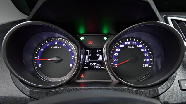 Computador de bordo no painel: equipamento de s&eacute;rie desde a vers&atilde;o mais simples | <a href="https://beta-develop.quatrorodas.abril.com.br/carros/testes/hyundai-hb20s-740012.shtml" rel="migration">Leia mais</a>