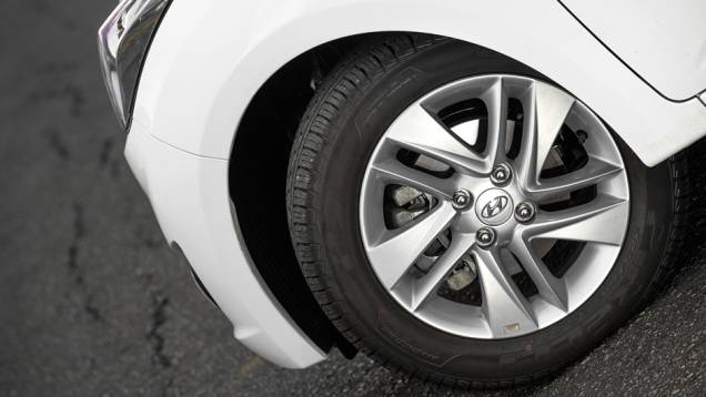 Rodas aro 15: opcional s&oacute; no HB 1.6 | <a href="https://beta-develop.quatrorodas.abril.com.br/carros/testes/hyundai-hb20s-740012.shtml" rel="migration">Leia mais</a>
