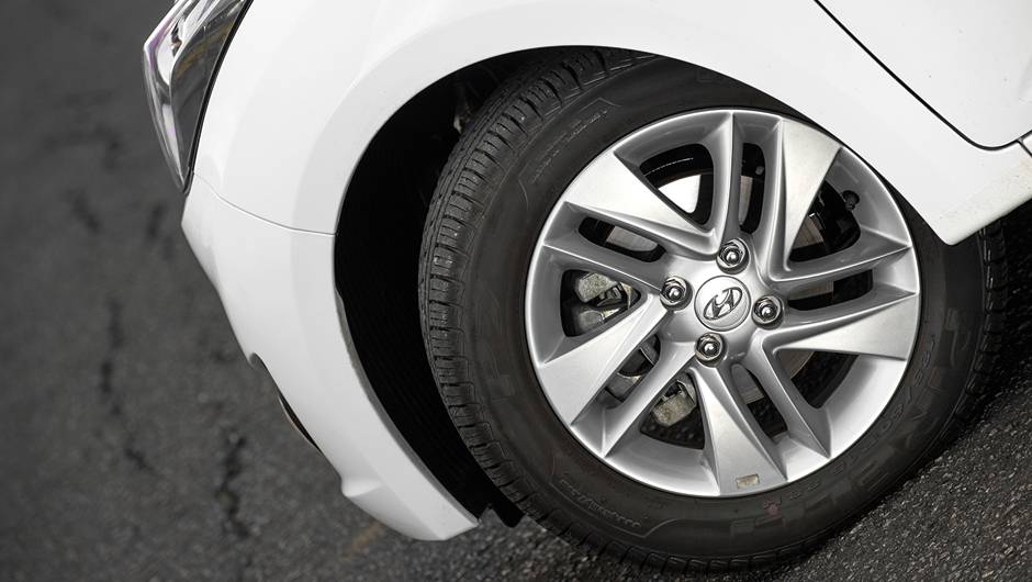 Rodas aro 15: opcional só no HB 1.6 | <a href="https://beta-develop.quatrorodas.abril.com.br/carros/testes/hyundai-hb20s-740012.shtml" rel="migration">Leia mais</a> Rodas aro 15: opcional só no HB 1.6 | <a href="https://beta-develop.quatrorodas.abril.com.br/carros/testes/hyundai-hb20s-740012.shtml" rel="migration">Leia mais</a>