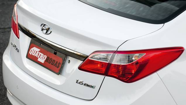 Lanternas lembram as do hatch no formato e na disposi&ccedil;&atilde;o das luzes. No porta-malas, 450 litros | <a href="https://beta-develop.quatrorodas.abril.com.br/carros/testes/hyundai-hb20s-740012.shtml" rel="migration">Leia mais</a>