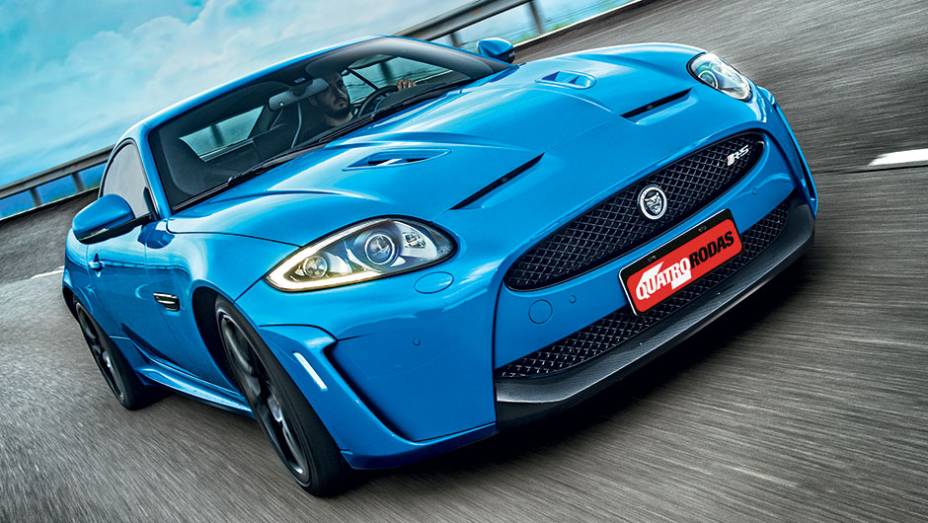 Tomadas de ar no cap&ocirc; ajudam o V8, com compressor, a respirar melhor | <a href="https://beta-develop.quatrorodas.abril.com.br/carros/testes/jaguar-xkr-s-740665.shtml" rel="migration">Leia mais</a>