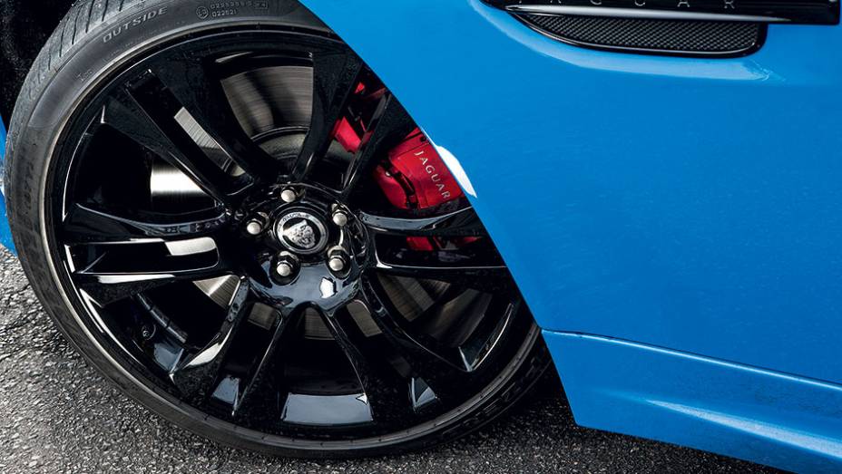 Rodas de liga leve aro 20 com acabamento preto brilhante | <a href="https://beta-develop.quatrorodas.abril.com.br/carros/testes/jaguar-xkr-s-740665.shtml" rel="migration">Leia mais</a>