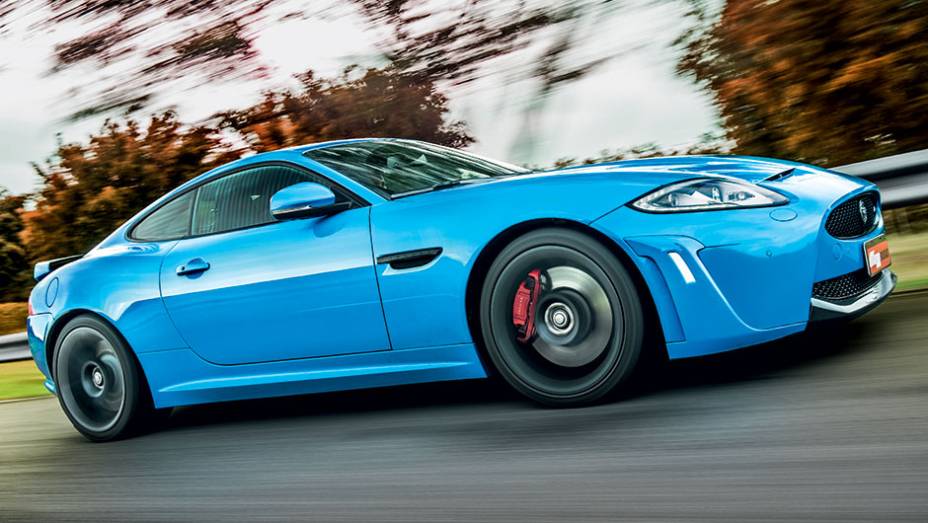 Discos de freio t&ecirc;m 38 cm de di&acirc;metro | <a href="https://beta-develop.quatrorodas.abril.com.br/carros/testes/jaguar-xkr-s-740665.shtml" rel="migration">Leia mais</a>