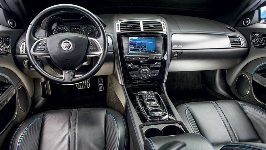 O ar-condicionado é bizona, digital e automático | <a href="https://beta-develop.quatrorodas.abril.com.br/carros/testes/jaguar-xkr-s-740665.shtml" rel="migration">Leia mais</a>
