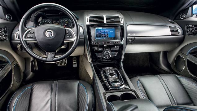 O ar-condicionado é bizona, digital e automático | <a href="https://beta-develop.quatrorodas.abril.com.br/carros/testes/jaguar-xkr-s-740665.shtml" rel="migration">Leia mais</a> O ar-condicionado é bizona, digital e automático | <a href="https://beta-develop.quatrorodas.abril.com.br/carros/testes/jaguar-xkr-s-740665.shtml" rel="migration">Leia mais</a>