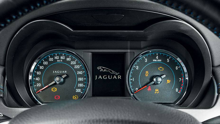 Mostradores analógicos adotam visual clássico | <a href="https://beta-develop.quatrorodas.abril.com.br/carros/testes/jaguar-xkr-s-740665.shtml" rel="migration">Leia mais</a>
