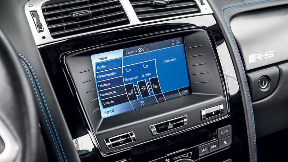Tela da central multimídia é sensível ao toque | <a href="https://beta-develop.quatrorodas.abril.com.br/carros/testes/jaguar-xkr-s-740665.shtml" rel="migration">Leia mais</a>