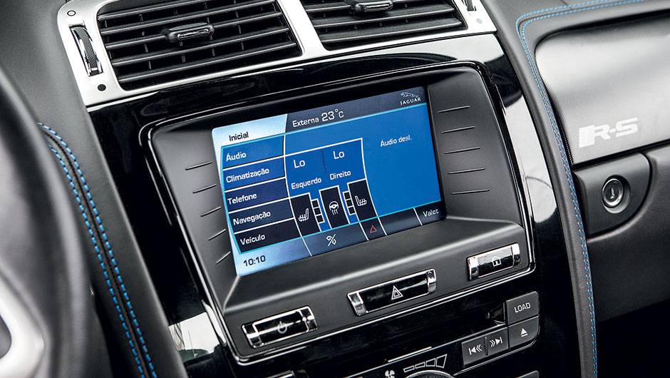 Tela da central multimídia é sensível ao toque | <a href="https://beta-develop.quatrorodas.abril.com.br/carros/testes/jaguar-xkr-s-740665.shtml" rel="migration">Leia mais</a> Tela da central multimídia é sensível ao toque | <a href="https://beta-develop.quatrorodas.abril.com.br/carros/testes/jaguar-xkr-s-740665.shtml" rel="migration">Leia mais</a>