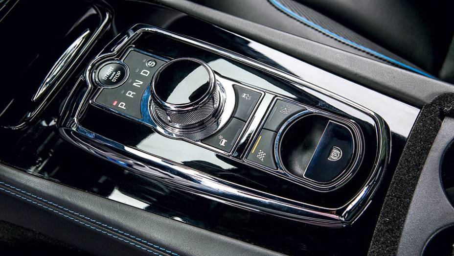 O seletor do câmbio é rotativo | <a href="https://beta-develop.quatrorodas.abril.com.br/carros/testes/jaguar-xkr-s-740665.shtml" rel="migration">Leia mais</a>