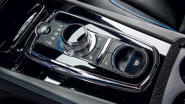 O seletor do câmbio é rotativo | <a href="https://beta-develop.quatrorodas.abril.com.br/carros/testes/jaguar-xkr-s-740665.shtml" rel="migration">Leia mais</a> O seletor do câmbio é rotativo | <a href="https://beta-develop.quatrorodas.abril.com.br/carros/testes/jaguar-xkr-s-740665.shtml" rel="migration">Leia mais</a>