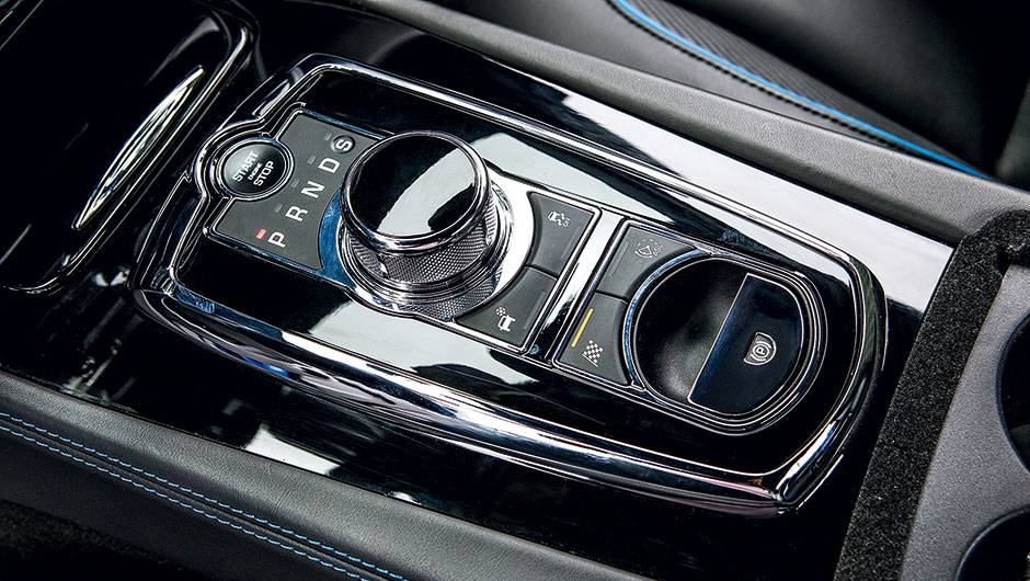 O seletor do câmbio é rotativo | <a href="https://beta-develop.quatrorodas.abril.com.br/carros/testes/jaguar-xkr-s-740665.shtml" rel="migration">Leia mais</a> O seletor do câmbio é rotativo | <a href="https://beta-develop.quatrorodas.abril.com.br/carros/testes/jaguar-xkr-s-740665.shtml" rel="migration">Leia mais</a>