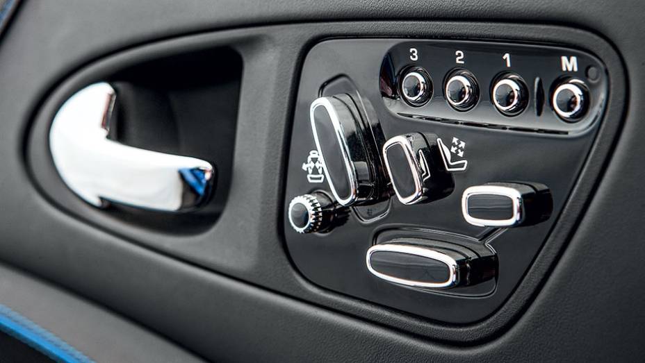 Banco tem ajuste de apoio lateral | <a href="https://beta-develop.quatrorodas.abril.com.br/carros/testes/jaguar-xkr-s-740665.shtml" rel="migration">Leia mais</a>