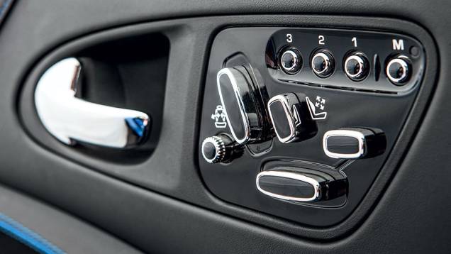 Banco tem ajuste de apoio lateral | <a href="https://beta-develop.quatrorodas.abril.com.br/carros/testes/jaguar-xkr-s-740665.shtml" rel="migration">Leia mais</a> Banco tem ajuste de apoio lateral | <a href="https://beta-develop.quatrorodas.abril.com.br/carros/testes/jaguar-xkr-s-740665.shtml" rel="migration">Leia mais</a>