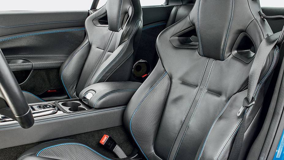 A bordo s&oacute; h&aacute; lugar para duas pessoas | <a href="https://beta-develop.quatrorodas.abril.com.br/carros/testes/jaguar-xkr-s-740665.shtml" rel="migration">Leia mais</a>