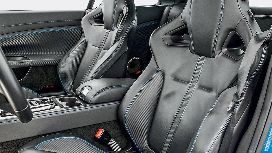 A bordo s&oacute; h&aacute; lugar para duas pessoas | <a href="https://beta-develop.quatrorodas.abril.com.br/carros/testes/jaguar-xkr-s-740665.shtml" rel="migration">Leia mais</a>