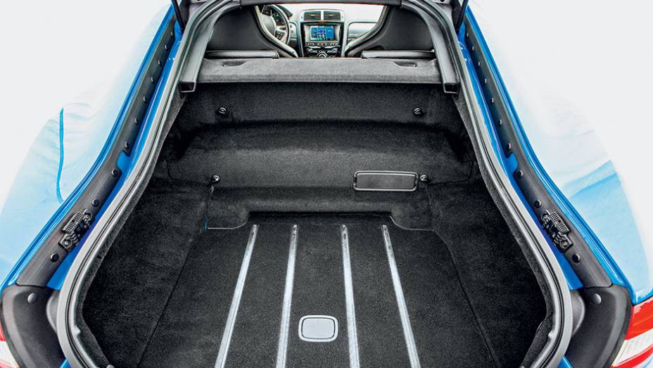 No porta-malas cabem 200 litros | <a href="https://beta-develop.quatrorodas.abril.com.br/carros/testes/jaguar-xkr-s-740665.shtml" rel="migration">Leia mais</a>