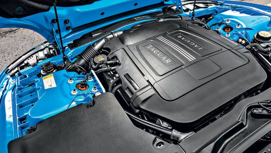 O V8 de alum&iacute;nio tem inje&ccedil;&atilde;o direta | <a href="https://beta-develop.quatrorodas.abril.com.br/carros/testes/jaguar-xkr-s-740665.shtml" rel="migration">Leia mais</a>
