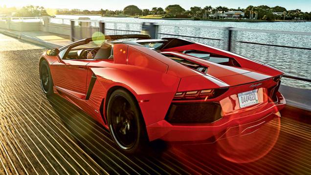 No antecessor, o V12 n&atilde;o ficava &agrave; mostra pelo vidro | <a href="https://beta-develop.quatrorodas.abril.com.br/carros/impressoes/lamborghini-aventador-lp-700-4-spyder-740729.shtml" rel="migration">Leia mais</a>