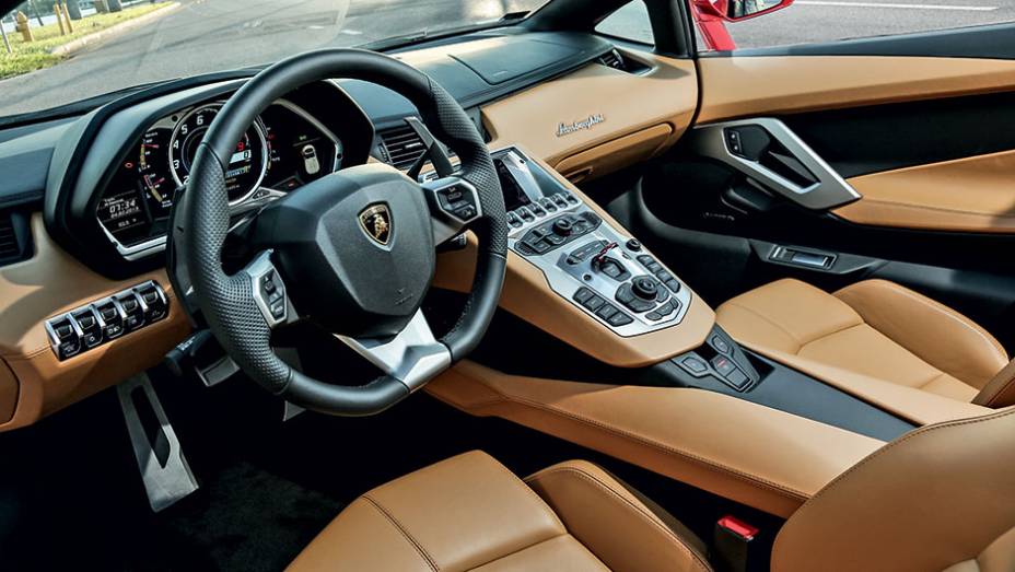 O elevado console central do Aventador cria a sensação de estar dentro de um cockpit de carro de corrida | <a href="https://beta-develop.quatrorodas.abril.com.br/carros/impressoes/lamborghini-aventador-lp-700-4-spyder-740729.shtml" rel="migration">Leia mais</a>