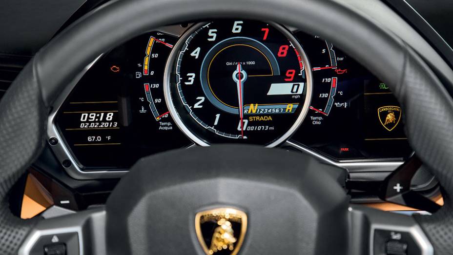 Cores e layout do quadro de instrumentos podem ser alterados pelo motorista | <a href="https://beta-develop.quatrorodas.abril.com.br/carros/impressoes/lamborghini-aventador-lp-700-4-spyder-740729.shtml" rel="migration">Leia mais</a> Cores e layout do quadro de instrumentos podem ser alterados pelo motorista | <a href="https://beta-develop.quatrorodas.abril.com.br/carros/impressoes/lamborghini-aventador-lp-700-4-spyder-740729.shtml" rel="migration">Leia mais</a>