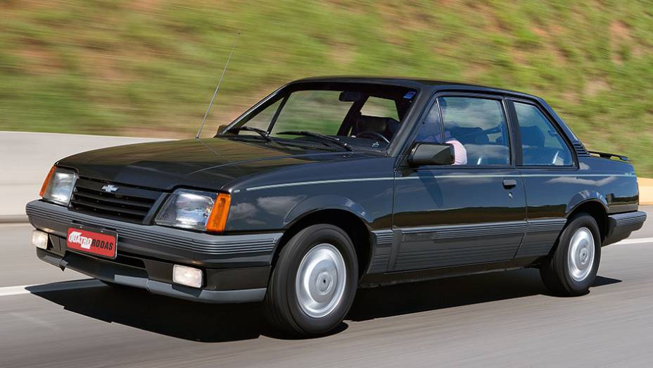 O 500 EF podia vir com duas ou quatro portas | <a href="https://beta-develop.quatrorodas.abril.com.br/carros/classicos-brasileiros/chevrolet-monza-classic-se-500-ef-740883.shtml" rel="migration">Leia mais</a> O 500 EF podia vir com duas ou quatro portas | <a href="https://beta-develop.quatrorodas.abril.com.br/carros/classicos-brasileiros/chevrolet-monza-classic-se-500-ef-740883.shtml" rel="migration">Leia mais</a>