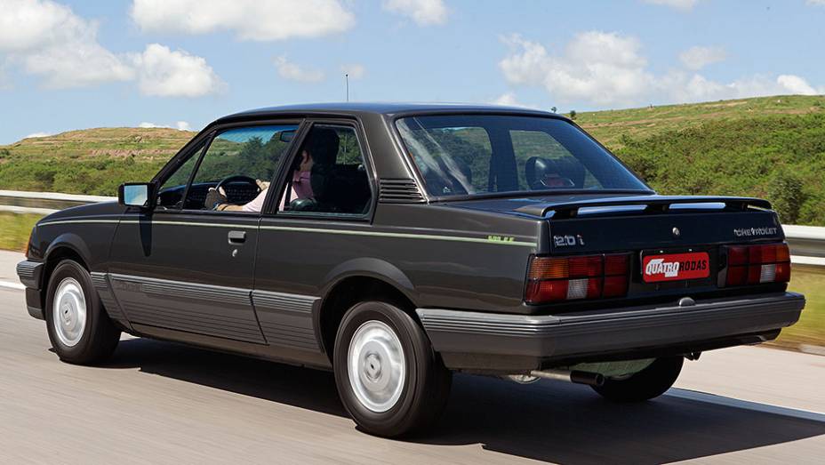 Aerof&oacute;lio era a tentativa de dar um ar esportivo | <a href="https://beta-develop.quatrorodas.abril.com.br/carros/classicos-brasileiros/chevrolet-monza-classic-se-500-ef-740883.shtml" rel="migration">Leia mais</a>
