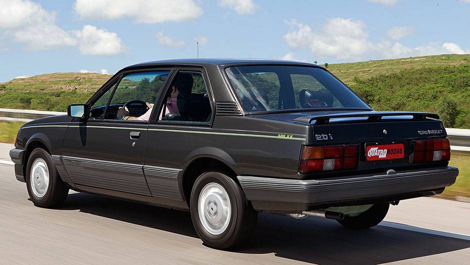 Aerofólio era a tentativa de dar um ar esportivo | <a href="https://beta-develop.quatrorodas.abril.com.br/carros/classicos-brasileiros/chevrolet-monza-classic-se-500-ef-740883.shtml" rel="migration">Leia mais</a> Aerofólio era a tentativa de dar um ar esportivo | <a href="https://beta-develop.quatrorodas.abril.com.br/carros/classicos-brasileiros/chevrolet-monza-classic-se-500-ef-740883.shtml" rel="migration">Leia mais</a>