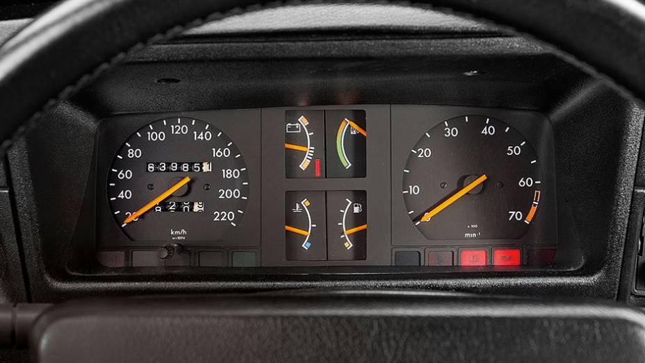 Quadro de instrumentos completo | <a href="https://beta-develop.quatrorodas.abril.com.br/carros/classicos-brasileiros/chevrolet-monza-classic-se-500-ef-740883.shtml" rel="migration">Leia mais</a> Quadro de instrumentos completo | <a href="https://beta-develop.quatrorodas.abril.com.br/carros/classicos-brasileiros/chevrolet-monza-classic-se-500-ef-740883.shtml" rel="migration">Leia mais</a>