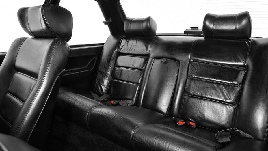 Cintos para três, mas conforto só para dois passageiros | <a href="https://beta-develop.quatrorodas.abril.com.br/carros/classicos-brasileiros/chevrolet-monza-classic-se-500-ef-740883.shtml" rel="migration">Leia mais</a> Cintos para três, mas conforto só para dois passageiros | <a href="https://beta-develop.quatrorodas.abril.com.br/carros/classicos-brasileiros/chevrolet-monza-classic-se-500-ef-740883.shtml" rel="migration">Leia mais</a>