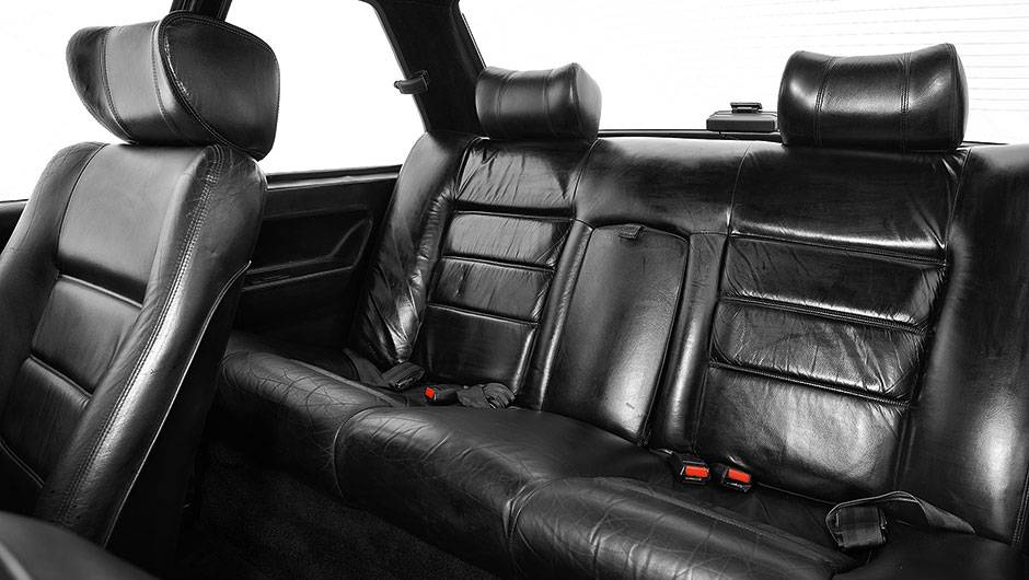 Cintos para três, mas conforto só para dois passageiros | <a href="https://beta-develop.quatrorodas.abril.com.br/carros/classicos-brasileiros/chevrolet-monza-classic-se-500-ef-740883.shtml" rel="migration">Leia mais</a> Cintos para três, mas conforto só para dois passageiros | <a href="https://beta-develop.quatrorodas.abril.com.br/carros/classicos-brasileiros/chevrolet-monza-classic-se-500-ef-740883.shtml" rel="migration">Leia mais</a>