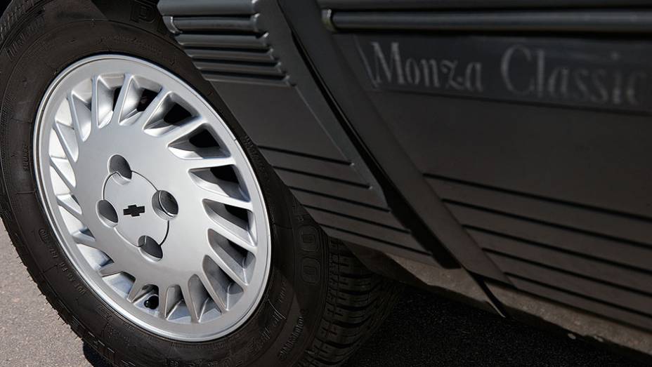 Por fora, o 500 EF era um Classic com frisos e emblemas | <a href="https://beta-develop.quatrorodas.abril.com.br/carros/classicos-brasileiros/chevrolet-monza-classic-se-500-ef-740883.shtml" rel="migration">Leia mais</a>