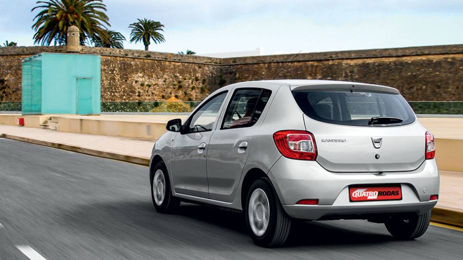 As lanternas verticais deram lugar a um modelo mais horizontal | <a href="https://beta-develop.quatrorodas.abril.com.br/carros/impressoes/dacia-sandero-740710.shtml" rel="migration">Leia mais</a>