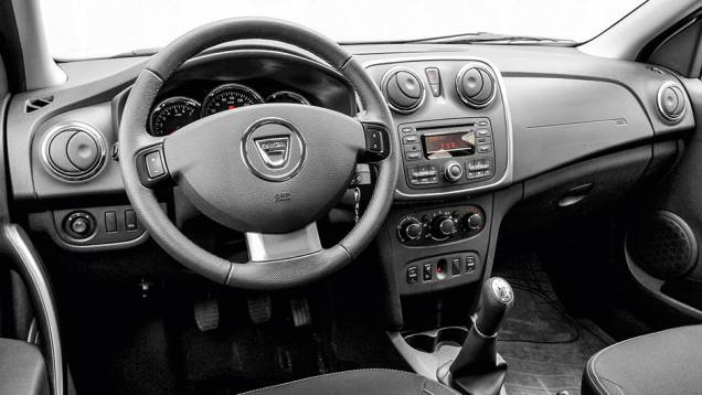 Layout básico do painel se manteve, mas ganhou materiais de melhor qualidade | <a href="https://beta-develop.quatrorodas.abril.com.br/carros/impressoes/dacia-sandero-740710.shtml" rel="migration">Leia mais</a> Layout básico do painel se manteve, mas ganhou materiais de melhor qualidade | <a href="https://beta-develop.quatrorodas.abril.com.br/carros/impressoes/dacia-sandero-740710.shtml" rel="migration">Leia mais</a>