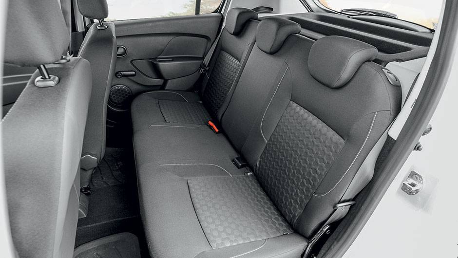 Apoio de cabe&ccedil;a para tr&ecirc;s, mas cinto central subabdominal | <a href="https://beta-develop.quatrorodas.abril.com.br/carros/impressoes/dacia-sandero-740710.shtml" rel="migration">Leia mais</a>
