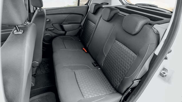 Apoio de cabeça para três, mas cinto central subabdominal | <a href="https://beta-develop.quatrorodas.abril.com.br/carros/impressoes/dacia-sandero-740710.shtml" rel="migration">Leia mais</a> Apoio de cabeça para três, mas cinto central subabdominal | <a href="https://beta-develop.quatrorodas.abril.com.br/carros/impressoes/dacia-sandero-740710.shtml" rel="migration">Leia mais</a>