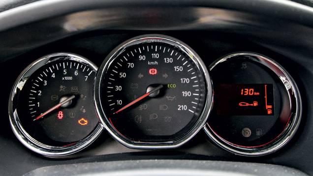 Instrumentos receberam molduras cromadas e velocímetro no centro | <a href="https://beta-develop.quatrorodas.abril.com.br/carros/impressoes/dacia-sandero-740710.shtml" rel="migration">Leia mais</a> Instrumentos receberam molduras cromadas e velocímetro no centro | <a href="https://beta-develop.quatrorodas.abril.com.br/carros/impressoes/dacia-sandero-740710.shtml" rel="migration">Leia mais</a>