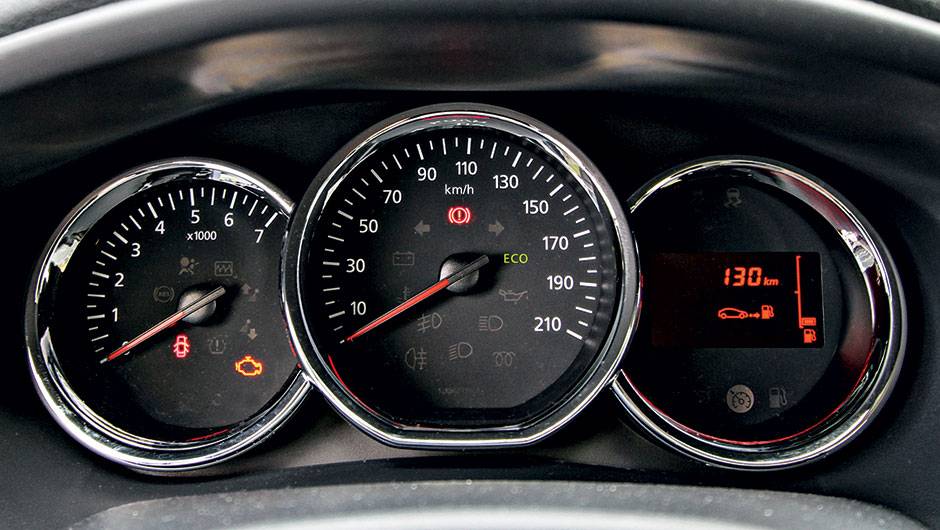 Instrumentos receberam molduras cromadas e veloc&iacute;metro no centro | <a href="https://beta-develop.quatrorodas.abril.com.br/carros/impressoes/dacia-sandero-740710.shtml" rel="migration">Leia mais</a>