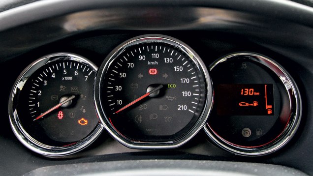 Instrumentos receberam molduras cromadas e velocímetro no centro | <a href="https://beta-develop.quatrorodas.abril.com.br/carros/impressoes/dacia-sandero-740710.shtml" rel="migration">Leia mais</a> Instrumentos receberam molduras cromadas e velocímetro no centro | <a href="https://beta-develop.quatrorodas.abril.com.br/carros/impressoes/dacia-sandero-740710.shtml" rel="migration">Leia mais</a>