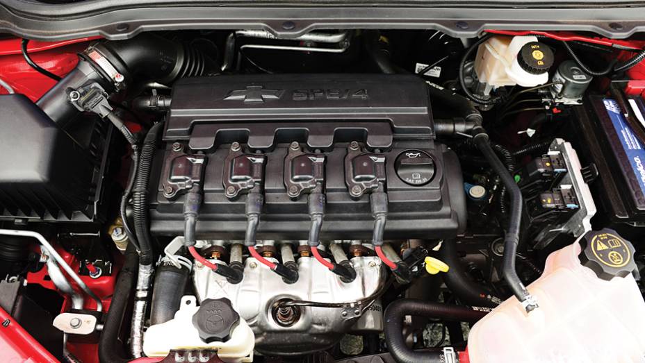 Na compara&ccedil;&atilde;o com o rival, o c&acirc;mbio tem engates menos suaves e o motor n&atilde;o empolga tanto | <a href="https://beta-develop.quatrorodas.abril.com.br/carros/comparativos/chevrolet-prisma-ltz-x-hyundai-hb20s-premium-740129.shtml" rel="migration">Leia mais</a>