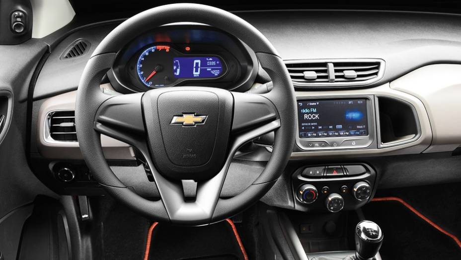 Meio digital, meio analógico, painel lembra o do Sonic | <a href="https://beta-develop.quatrorodas.abril.com.br/carros/comparativos/chevrolet-prisma-ltz-x-hyundai-hb20s-premium-740129.shtml" rel="migration">Leia mais</a>