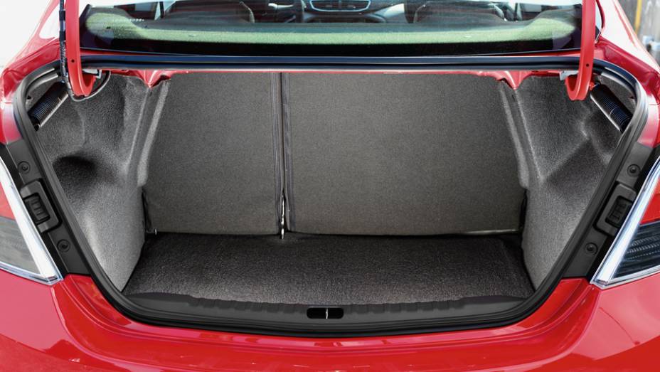 Boca ampla facilita a entrada de grandes objetos | <a href="https://beta-develop.quatrorodas.abril.com.br/carros/comparativos/chevrolet-prisma-ltz-x-hyundai-hb20s-premium-740129.shtml" rel="migration">Leia mais</a> Boca ampla facilita a entrada de grandes objetos | <a href="https://beta-develop.quatrorodas.abril.com.br/carros/comparativos/chevrolet-prisma-ltz-x-hyundai-hb20s-premium-740129.shtml" rel="migration">Leia mais</a>