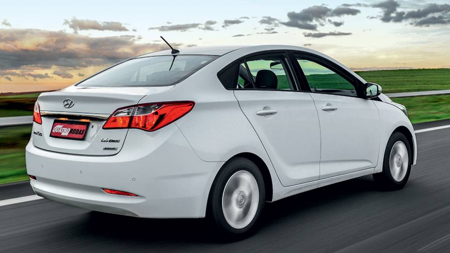 No HB20S, a placa fica na tampa do porta-malas | <a href="https://beta-develop.quatrorodas.abril.com.br/carros/comparativos/chevrolet-prisma-ltz-x-hyundai-hb20s-premium-740129.shtml" rel="migration">Leia mais</a> No HB20S, a placa fica na tampa do porta-malas | <a href="https://beta-develop.quatrorodas.abril.com.br/carros/comparativos/chevrolet-prisma-ltz-x-hyundai-hb20s-premium-740129.shtml" rel="migration">Leia mais</a>