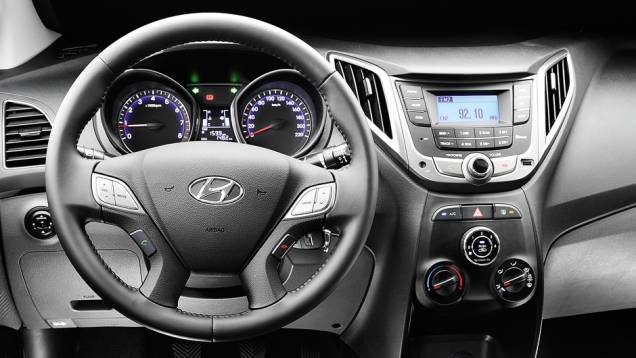 Volante de couro com costura aparente: toque de requinte | <a href="https://beta-develop.quatrorodas.abril.com.br/carros/comparativos/chevrolet-prisma-ltz-x-hyundai-hb20s-premium-740129.shtml" rel="migration">Leia mais</a> Volante de couro com costura aparente: toque de requinte | <a href="https://beta-develop.quatrorodas.abril.com.br/carros/comparativos/chevrolet-prisma-ltz-x-hyundai-hb20s-premium-740129.shtml" rel="migration">Leia mais</a>
