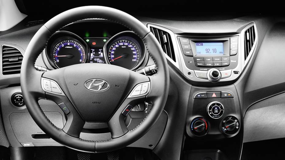 Volante de couro com costura aparente: toque de requinte | <a href="https://beta-develop.quatrorodas.abril.com.br/carros/comparativos/chevrolet-prisma-ltz-x-hyundai-hb20s-premium-740129.shtml" rel="migration">Leia mais</a> Volante de couro com costura aparente: toque de requinte | <a href="https://beta-develop.quatrorodas.abril.com.br/carros/comparativos/chevrolet-prisma-ltz-x-hyundai-hb20s-premium-740129.shtml" rel="migration">Leia mais</a>