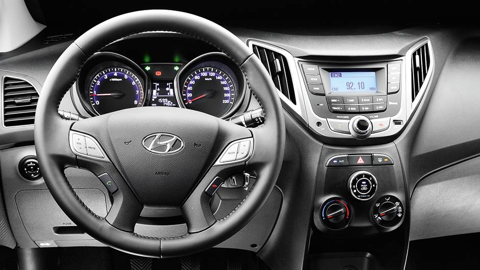 Volante de couro com costura aparente: toque de requinte | <a href="https://beta-develop.quatrorodas.abril.com.br/carros/comparativos/chevrolet-prisma-ltz-x-hyundai-hb20s-premium-740129.shtml" rel="migration">Leia mais</a> Volante de couro com costura aparente: toque de requinte | <a href="https://beta-develop.quatrorodas.abril.com.br/carros/comparativos/chevrolet-prisma-ltz-x-hyundai-hb20s-premium-740129.shtml" rel="migration">Leia mais</a>