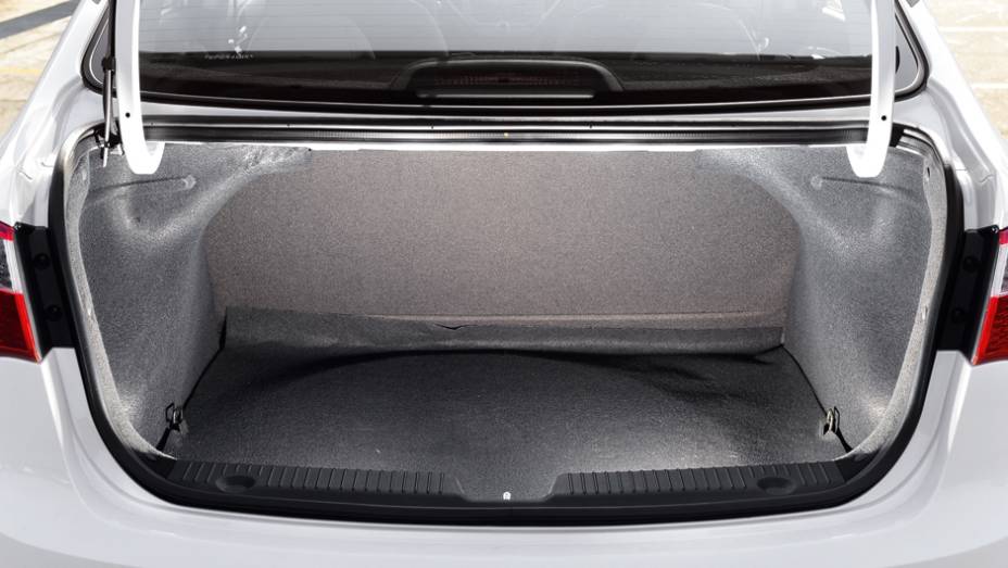 Piso com superf&iacute;cie irregular dificulta o uso do porta-malas | <a href="https://beta-develop.quatrorodas.abril.com.br/carros/comparativos/chevrolet-prisma-ltz-x-hyundai-hb20s-premium-740129.shtml" rel="migration">Leia mais</a>